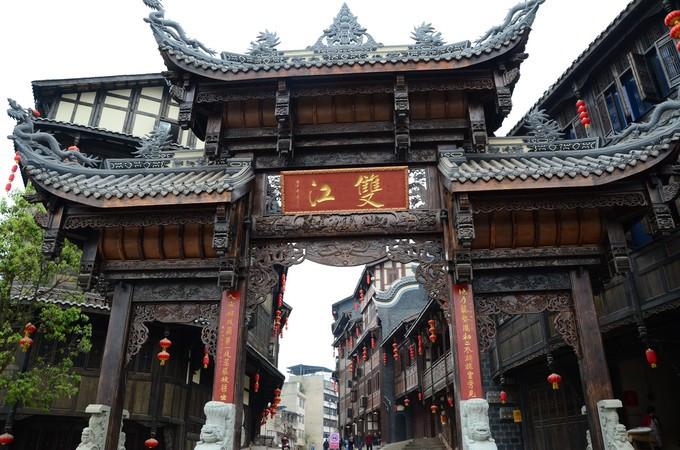 河南七旬老农还不起债，法院干部找上门：老英雄，组织找你很久了